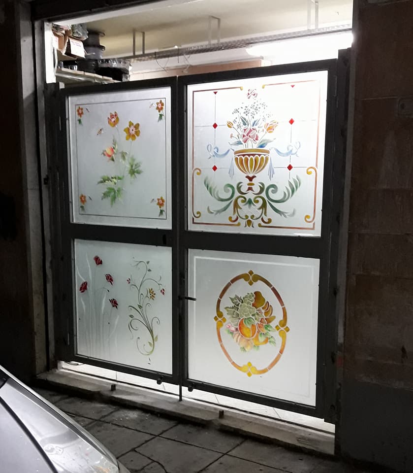 porta di ingresso cucina ristorante con vetri decorati