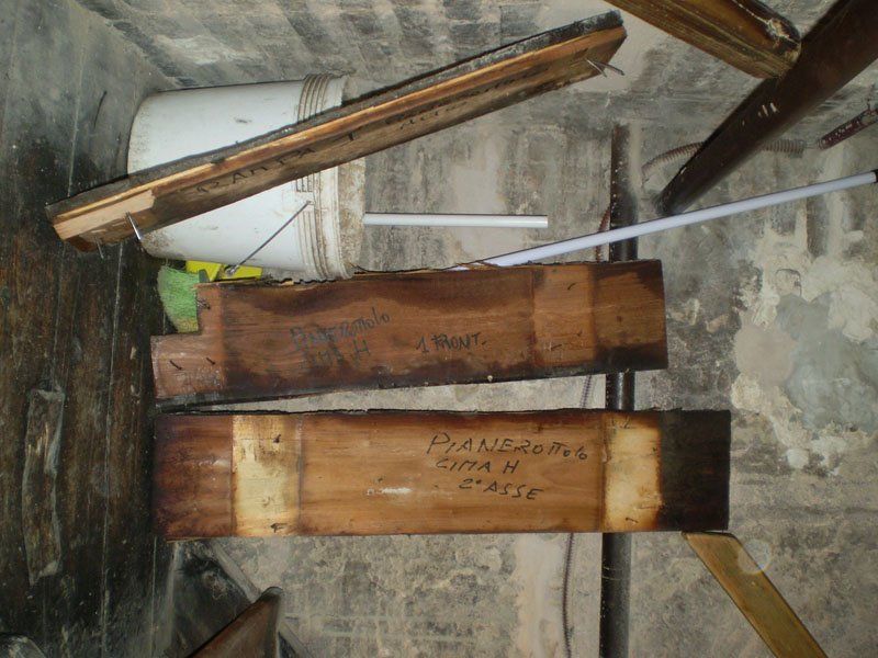 listoni in legno di scalinata da restaurare