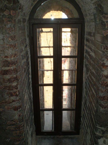 finestra in legno per lavoro di restauro