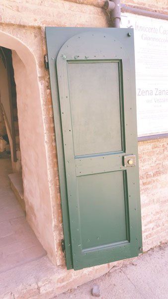 porta restaurata in legno
