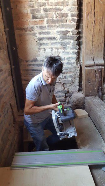 operaio durante lavoro di restauro