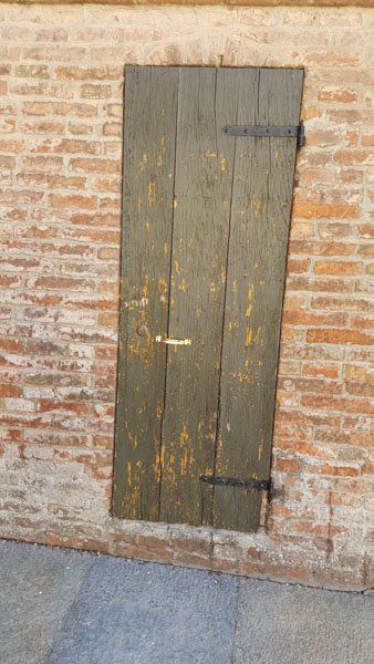 porta in legno da restaurare