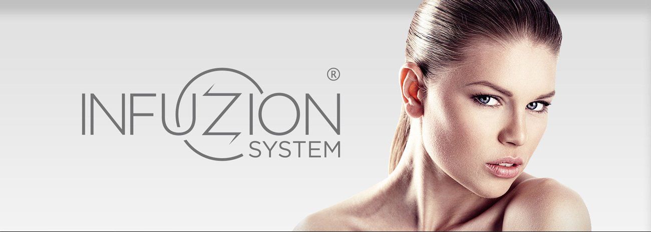 Eine Frau steht vor einem Schild mit der Aufschrift „Infusionssystem“