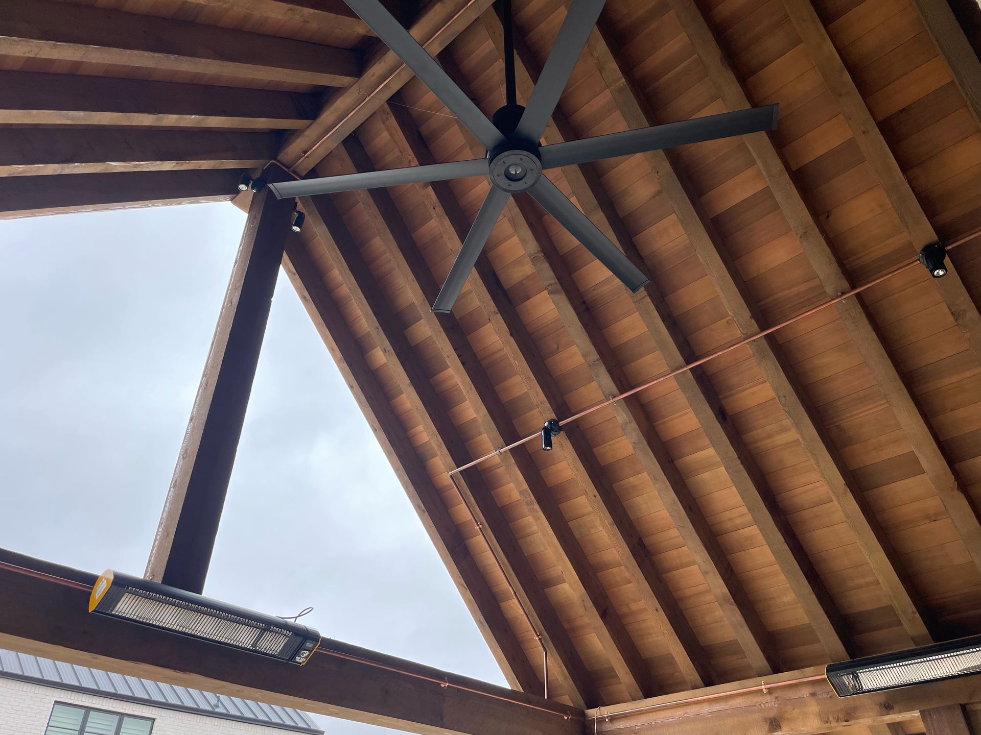 A ceiling fan is hanging from the ceiling of a building