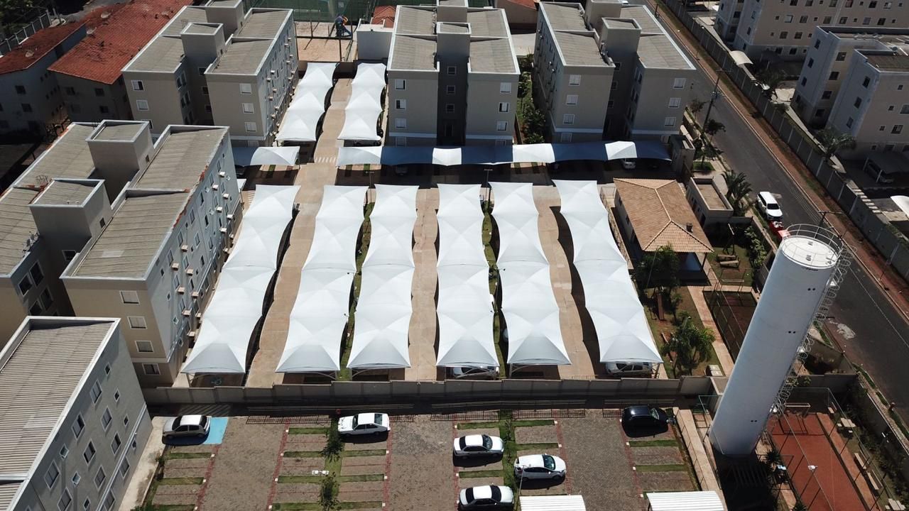 Uma vista aérea de uma área residencial com muitas tendas brancas