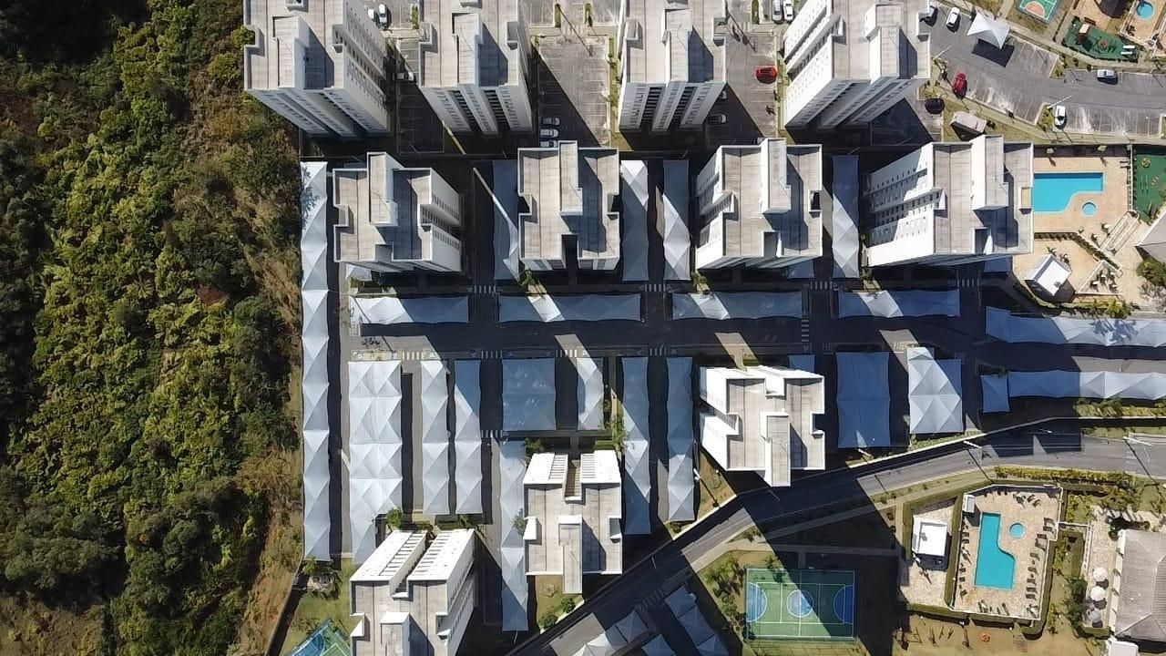 Uma vista aérea de uma cidade com muitos edifícios e árvores.