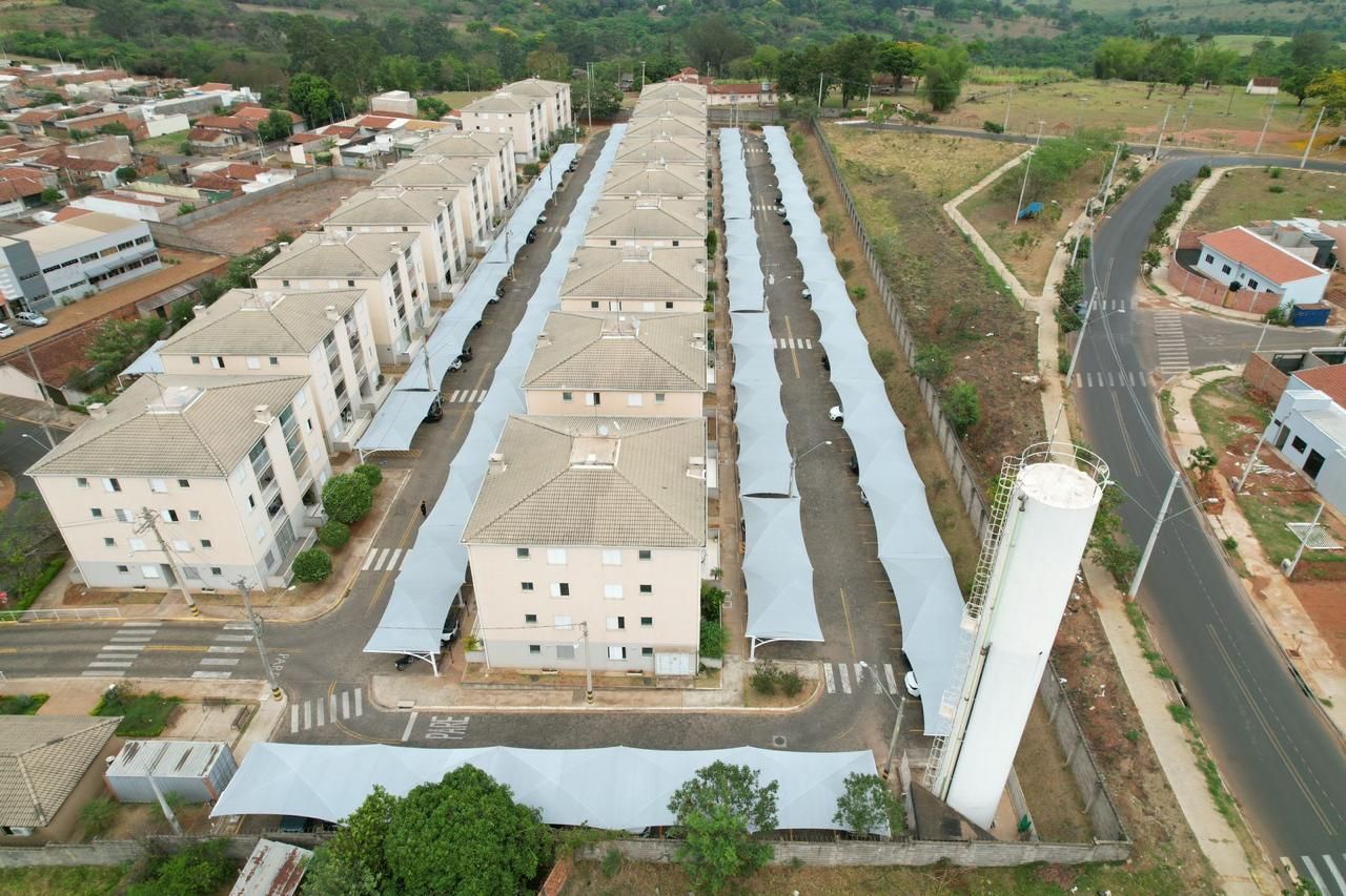 Uma vista aérea de uma fileira de prédios de apartamentos