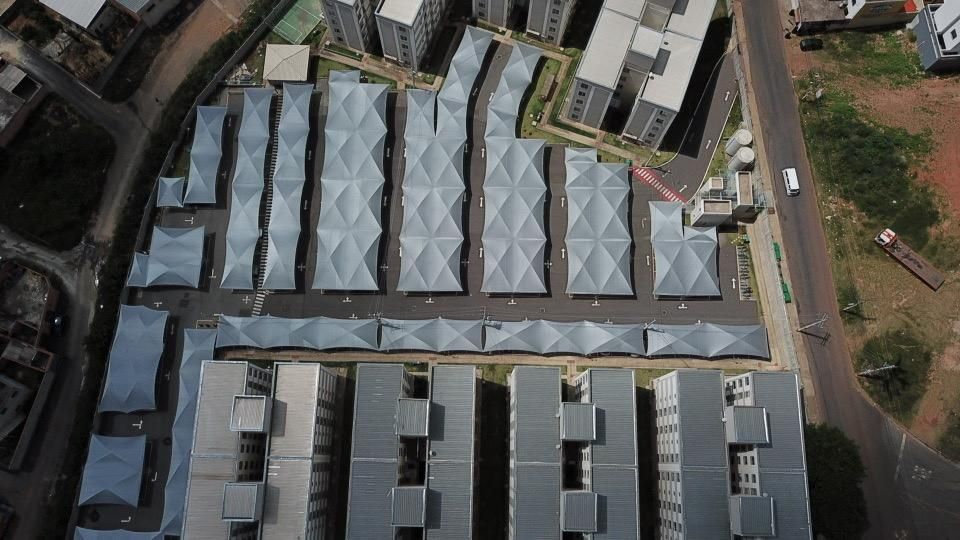 Uma vista aérea de uma área residencial com muitos edifícios.