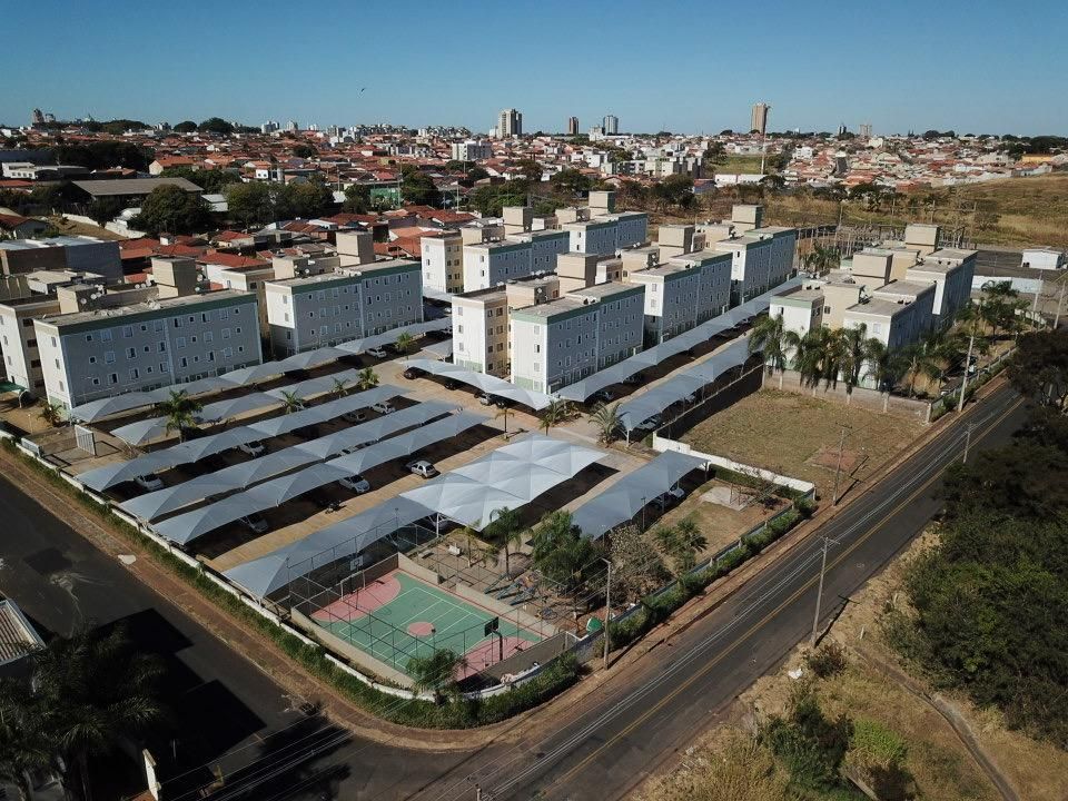 Uma vista aérea de uma área residencial com muitos edifícios