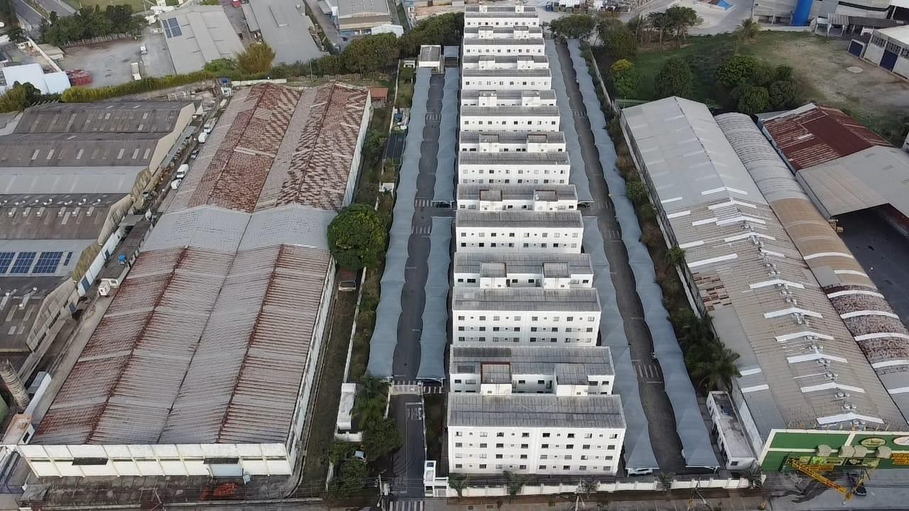 Uma vista aérea de uma grande área industrial com muitos edifícios