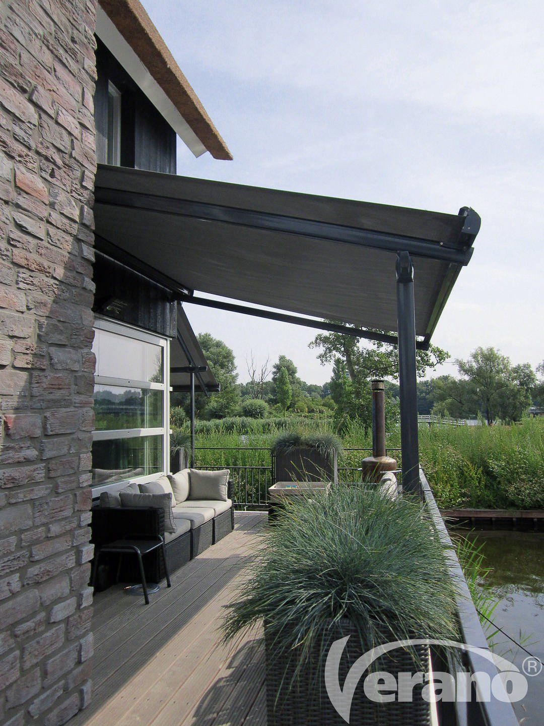 Een terras met een luifel en een bordje met de tekst verano