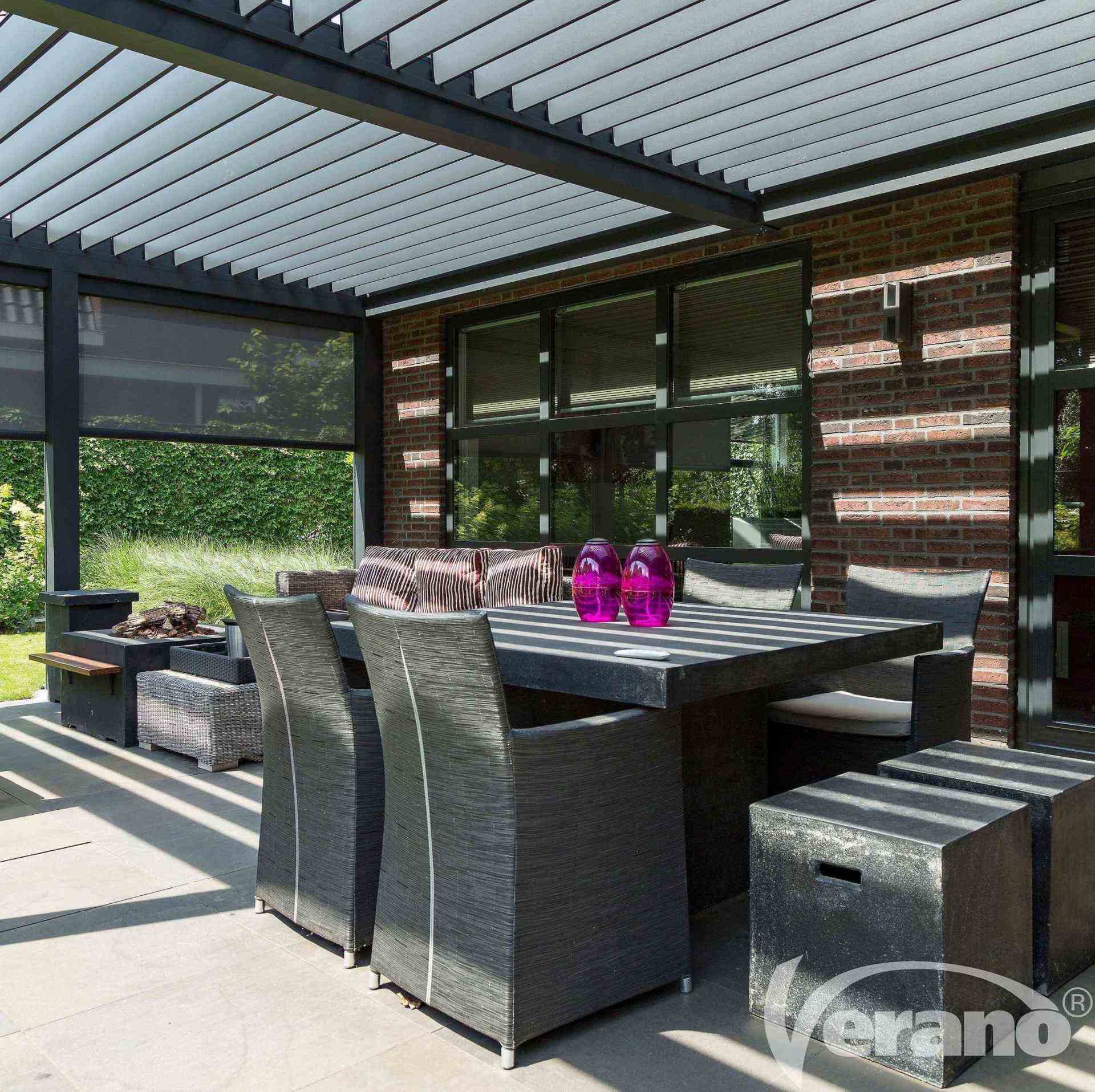 Een terras met een tafel en stoelen en het woord verano onderaan
