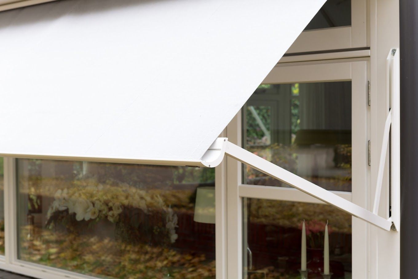 Een raam met een witte luifel erop