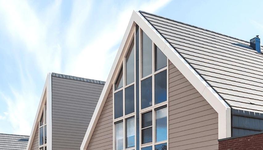 Een huis met een dak dat veel ramen heeft