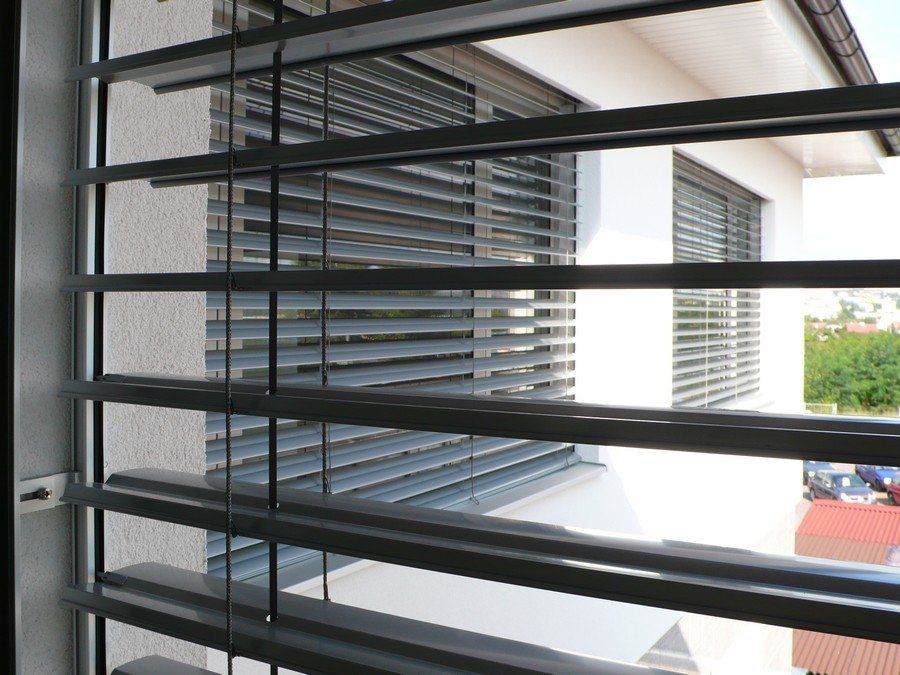 Een close-up van een raam met jaloezieën