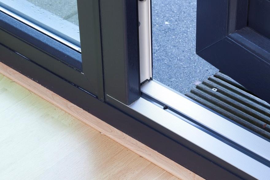 Kunststof kozijn met deur onderzijde