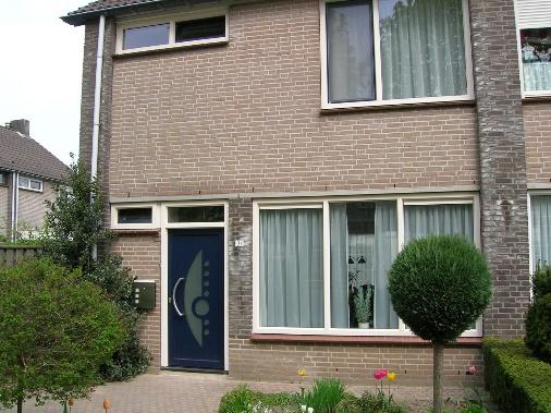 Voorgevel met kozijnen van kunststof