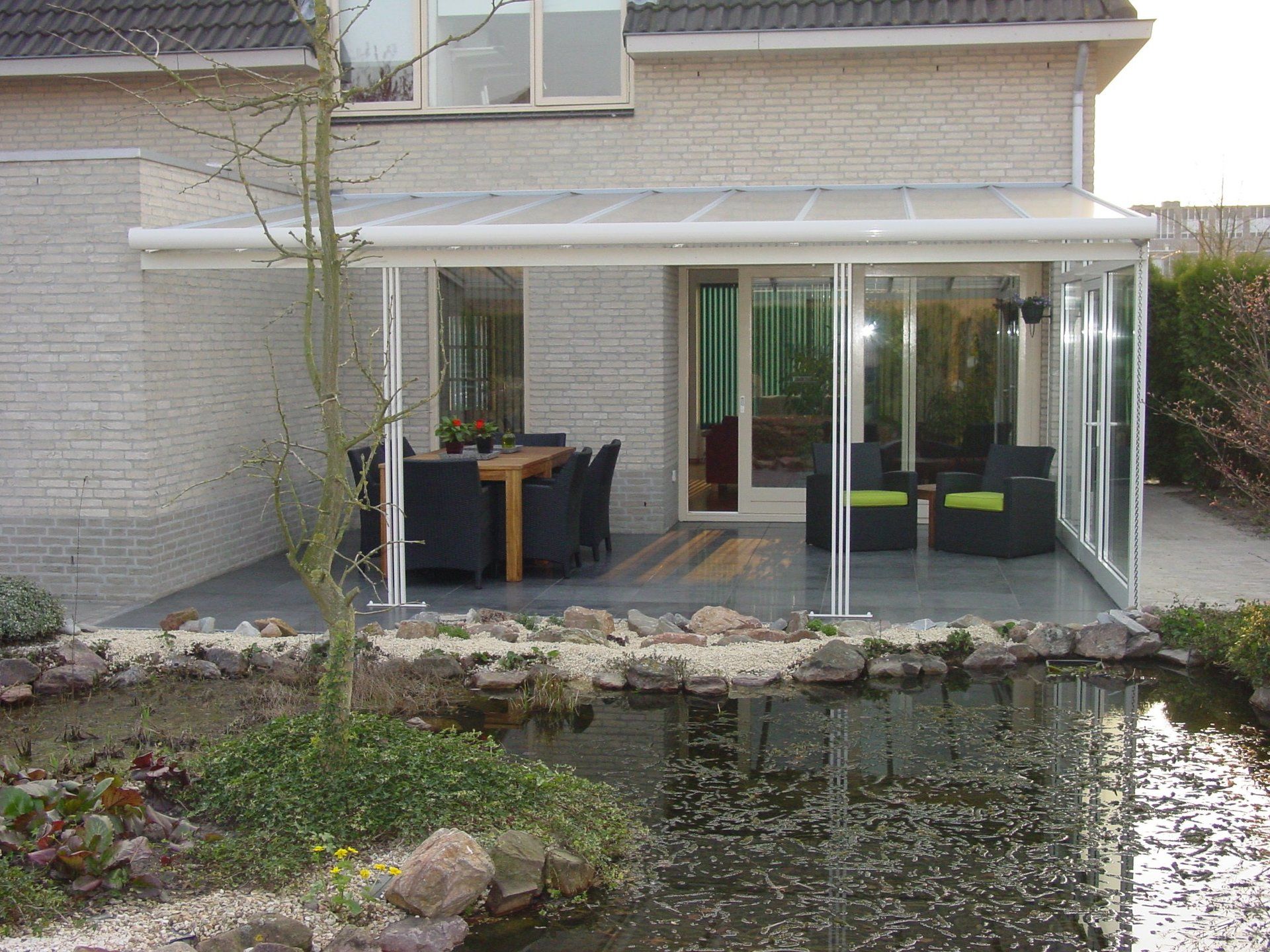 Terrasoverkapping bij vijver