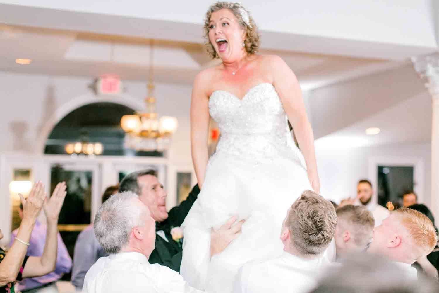 a beautiful, smiling bride at the wedding is ready to throw the bridal bouquet