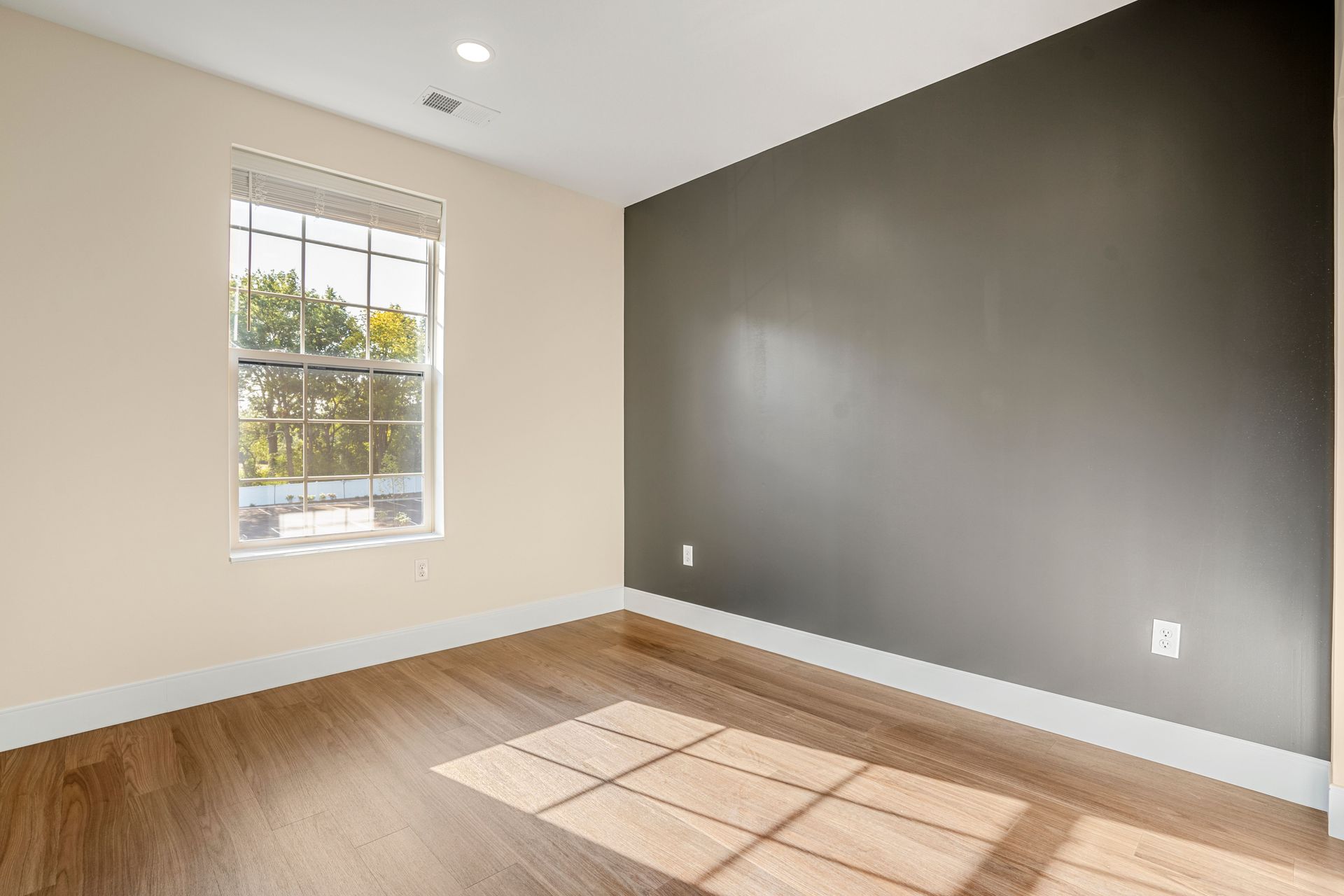 unfurnished living room