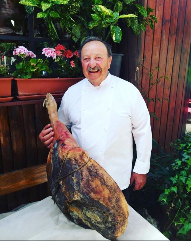 proprietario con porchetta