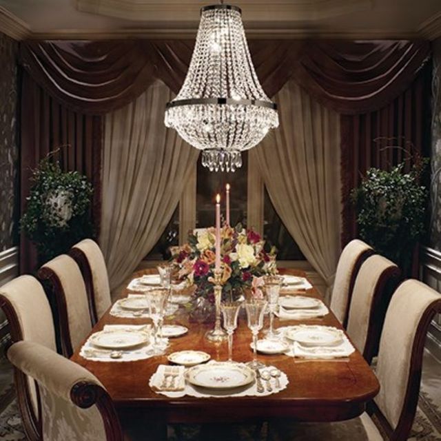 Lampadario classico su tavolo da pranzo