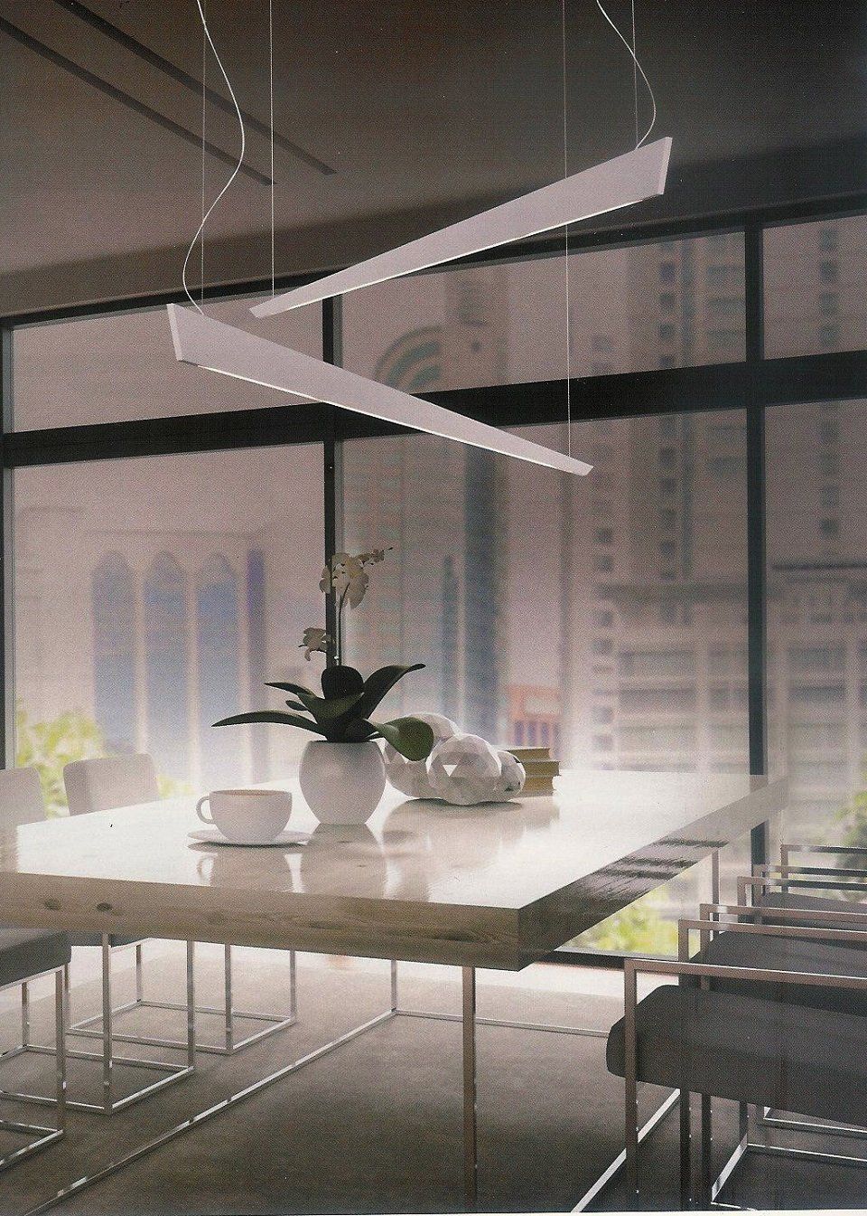 Lampadario moderno con elementi incrociati