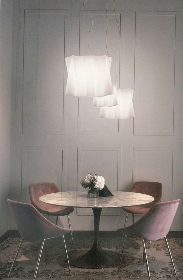 Lampadari a sospensione su tavolo