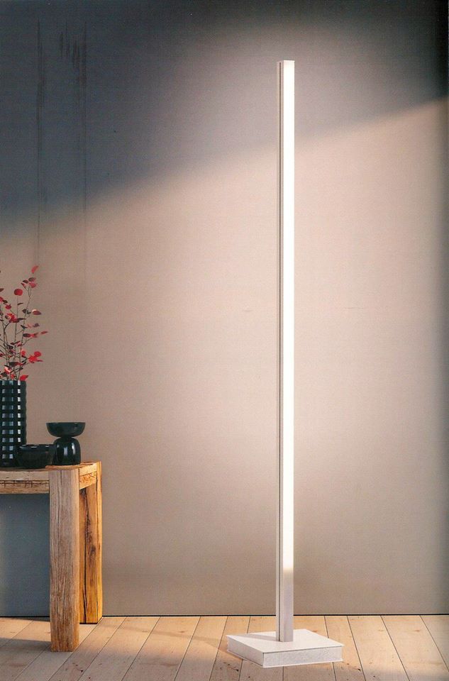 Piantana moderna con stelo