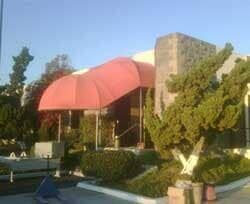 Un toldo rojo cubre la entrada de un edificio.