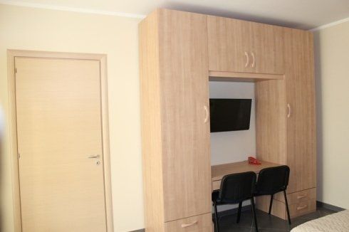 scrivania e TV camera