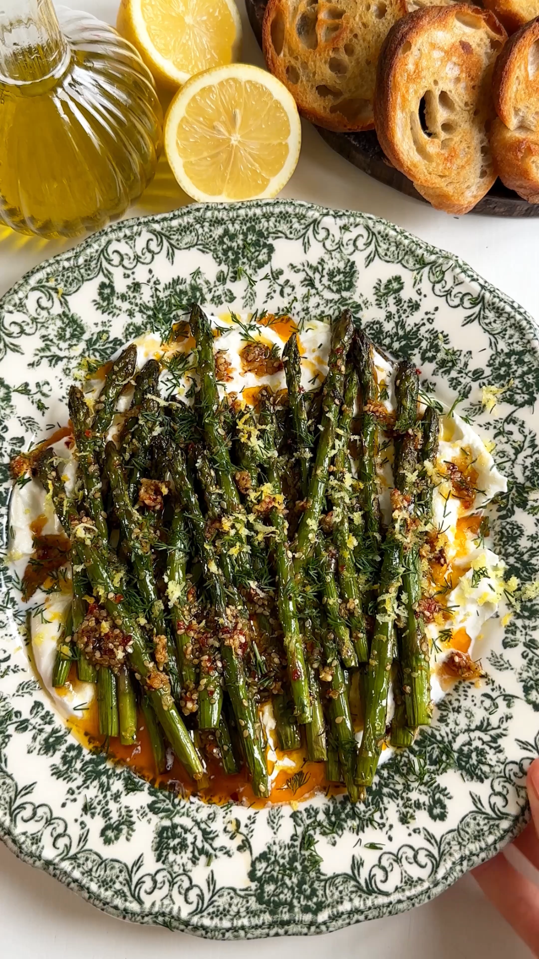 Sehr leckeres Rezept: Geröstete Spargel auf Burrata