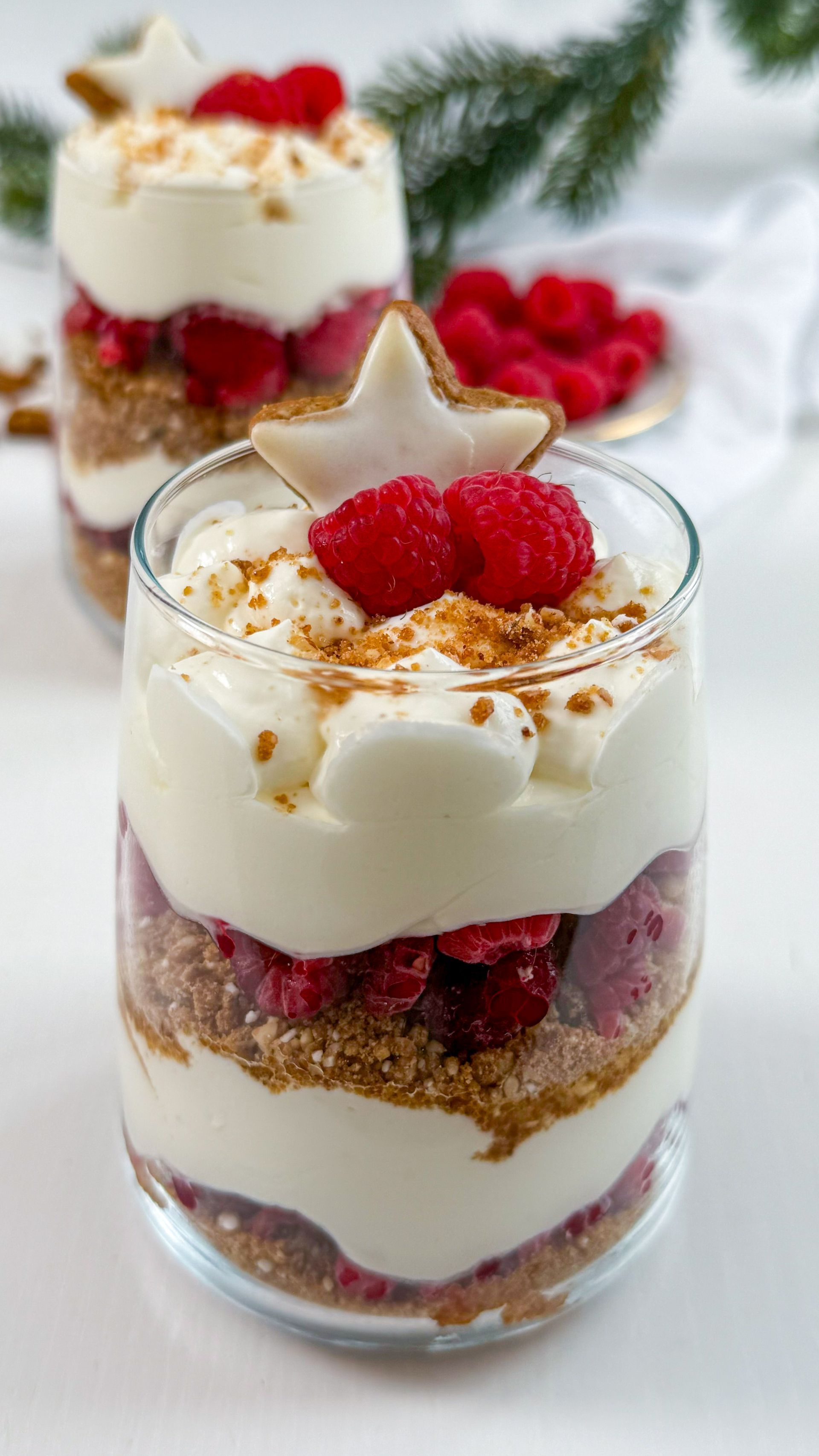 Weihnachtliches Schichtdessert aus Himbeeren und Zimtsternen