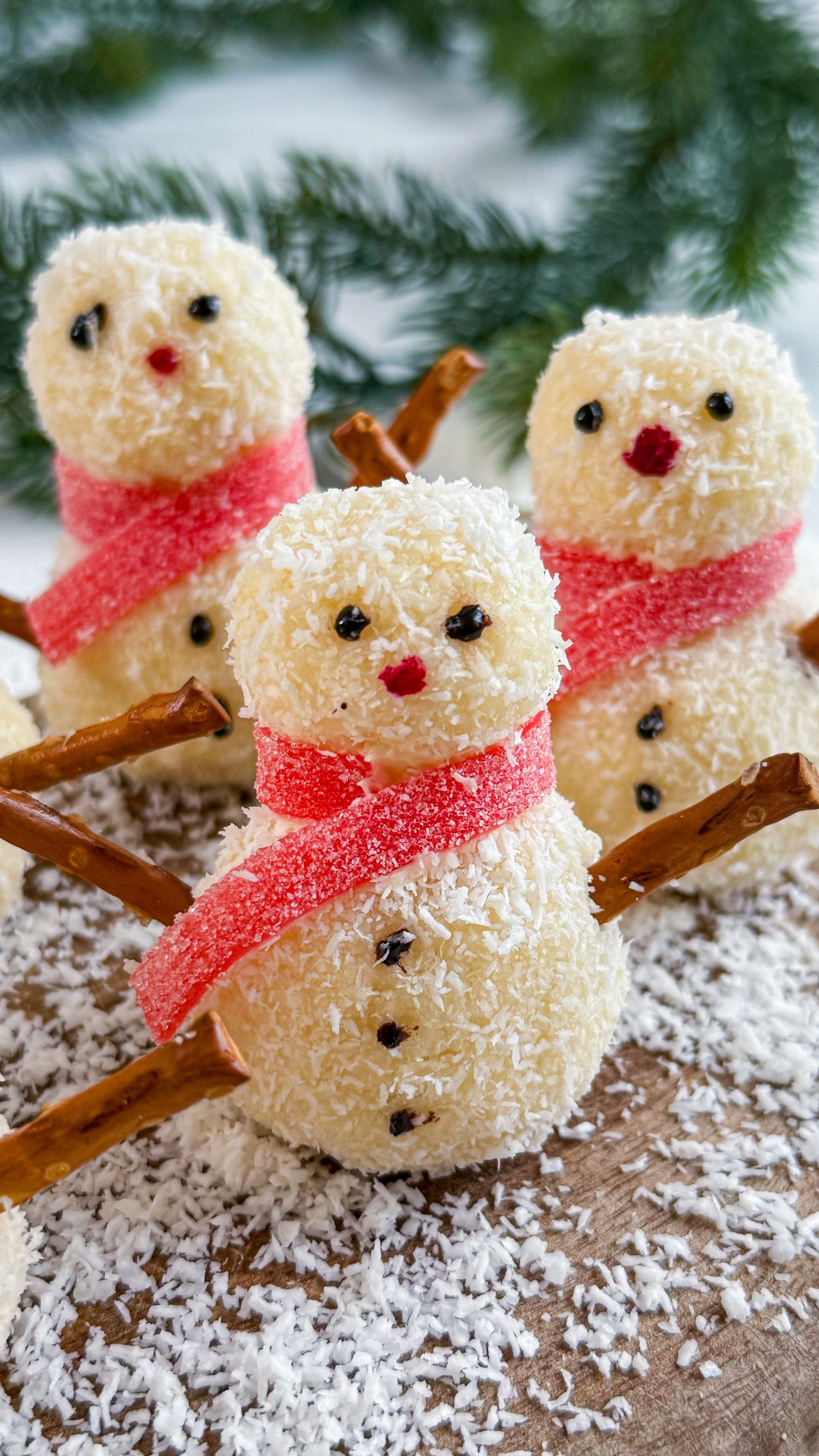 Pralinen als Schneemänner mit Kokosraspeln