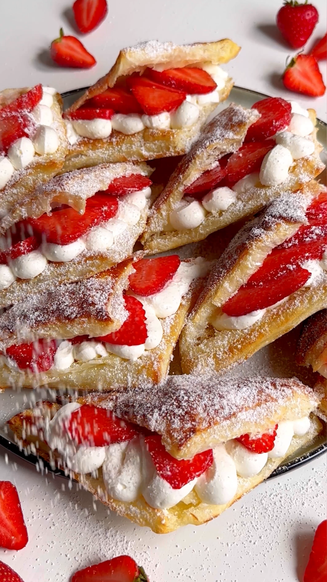 Leckere Erdbeer Taschen gefüllt mir Sahne und selbstgepflückten Erdbeeren. Ein super leckeres Rezept und schnelles Rezept.