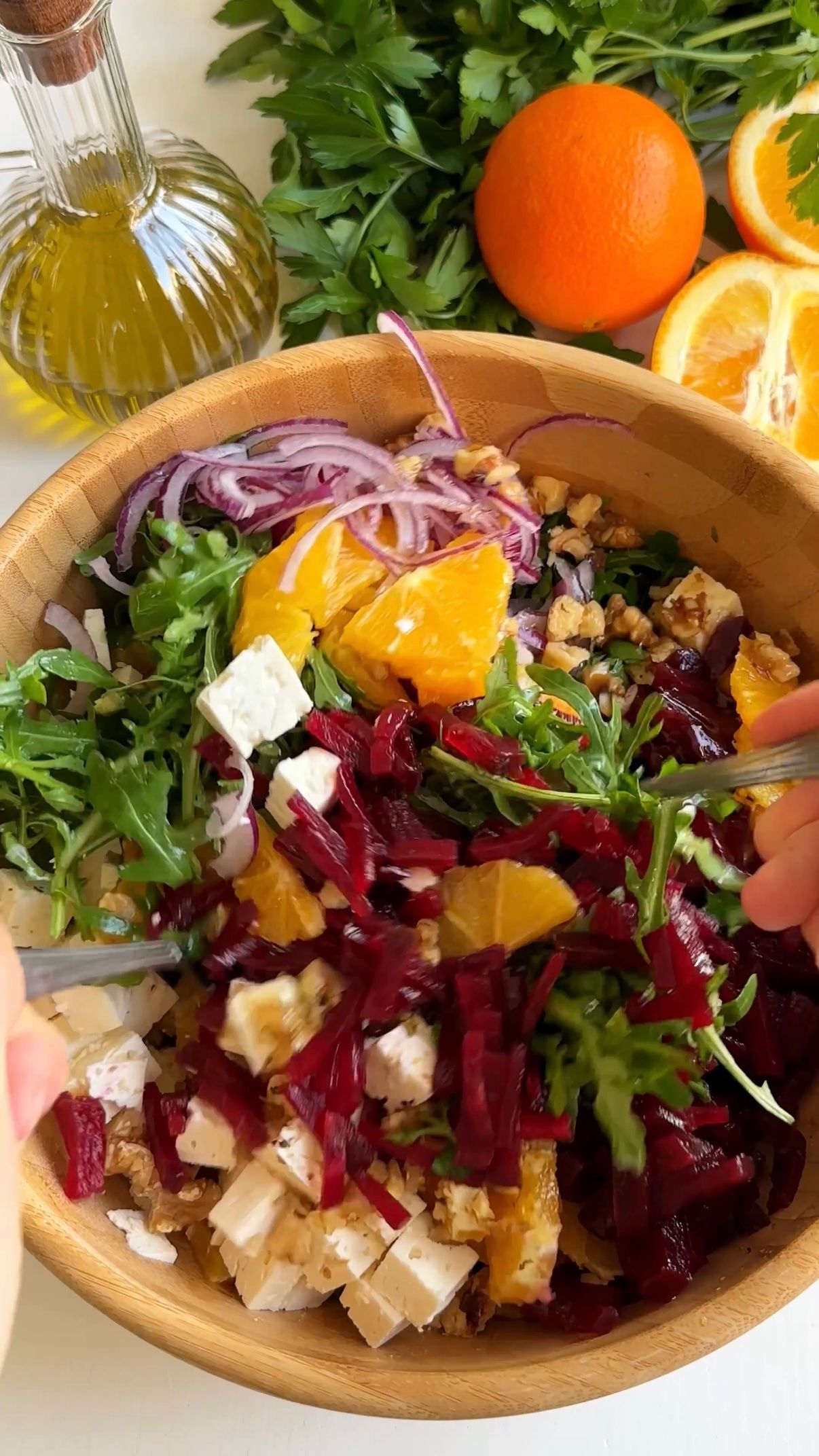 Leckerer Salat für den Winter mit Orangen und roter Beete