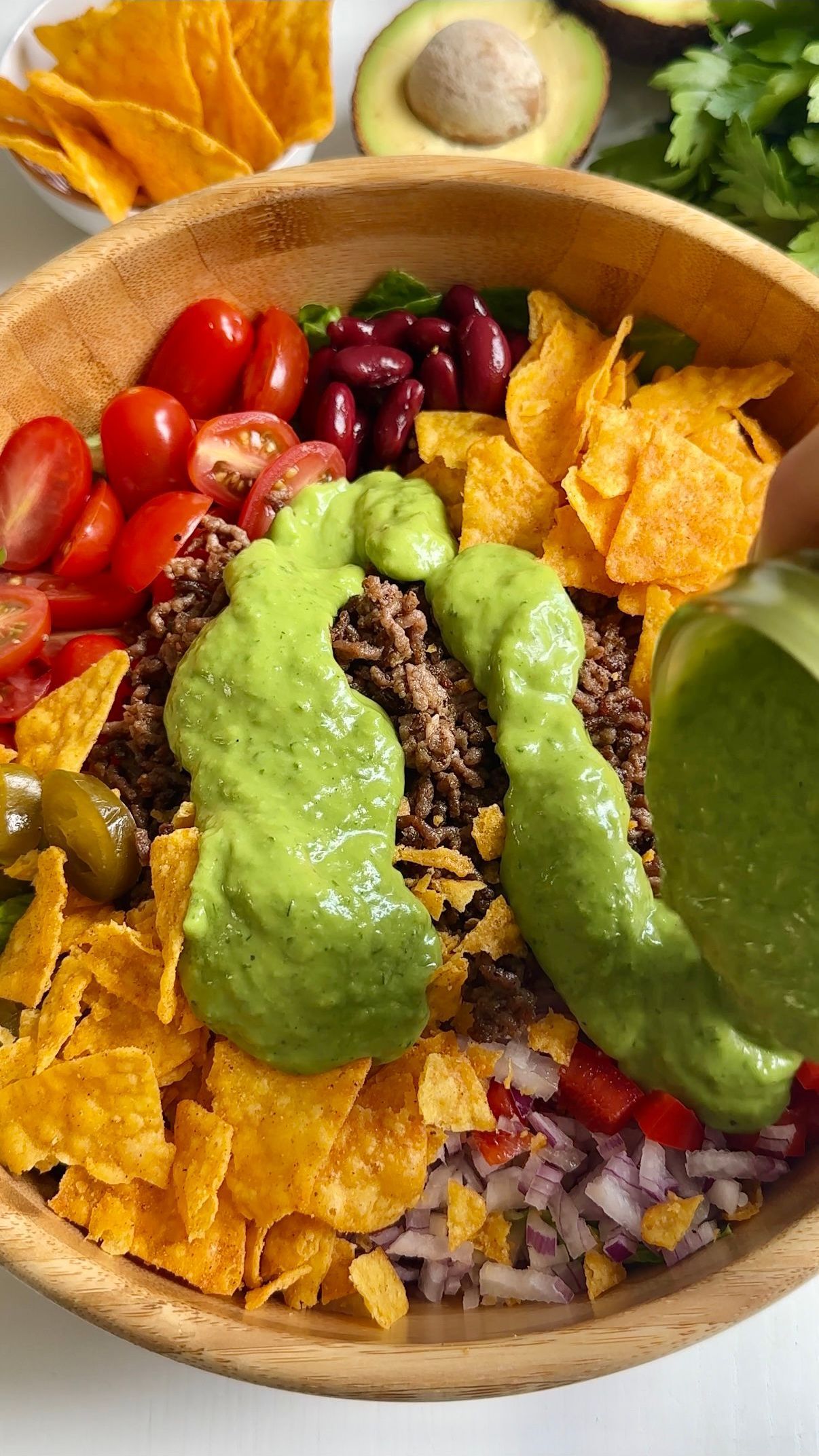 Ein leckerer Salat mit Mais,  Chili und Tortilla Chips. Typisch mexikanisch