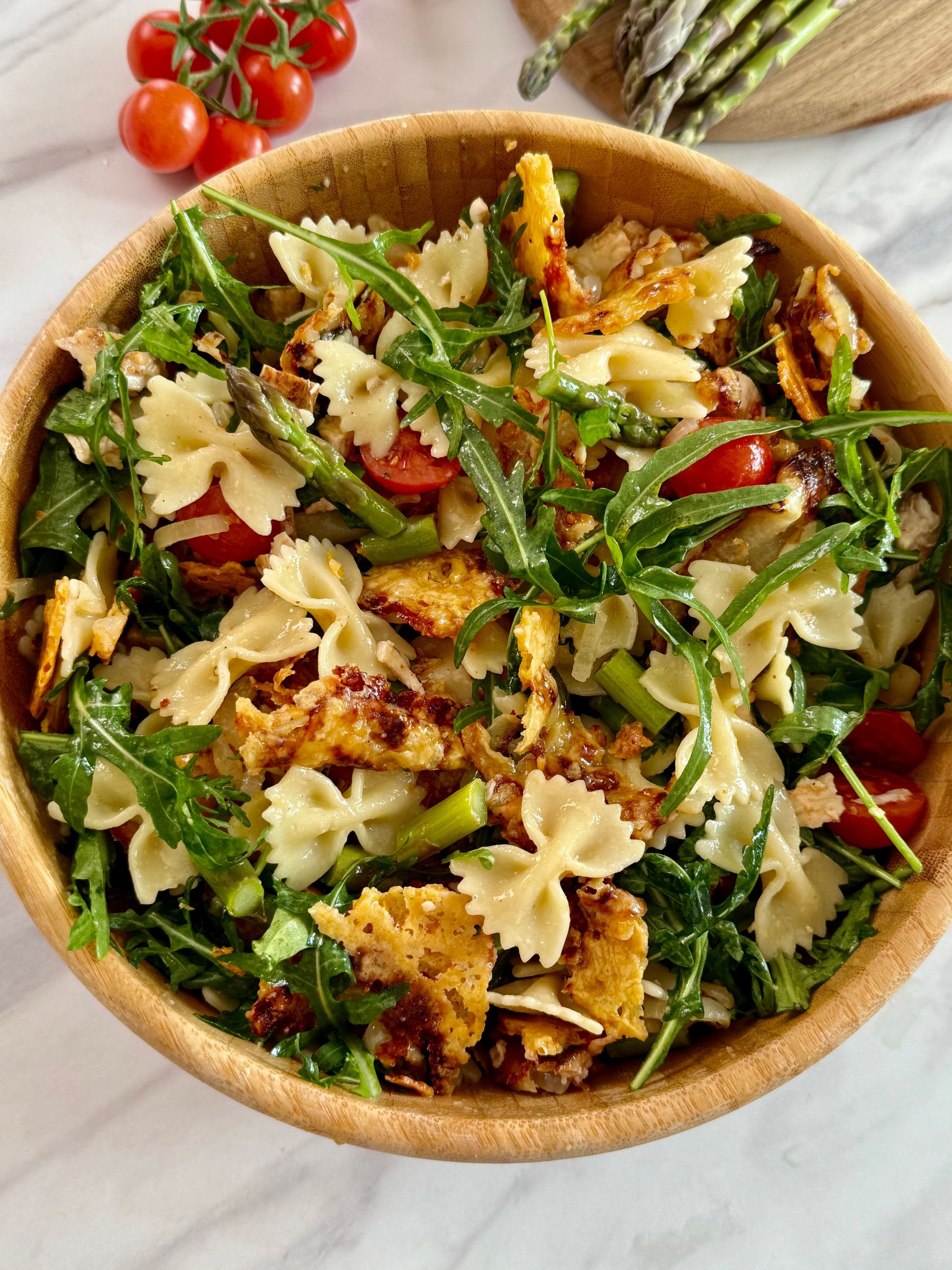 Salatrezept mit grünem Spargel und knusprigen Käse-Zwiebel-Croutons