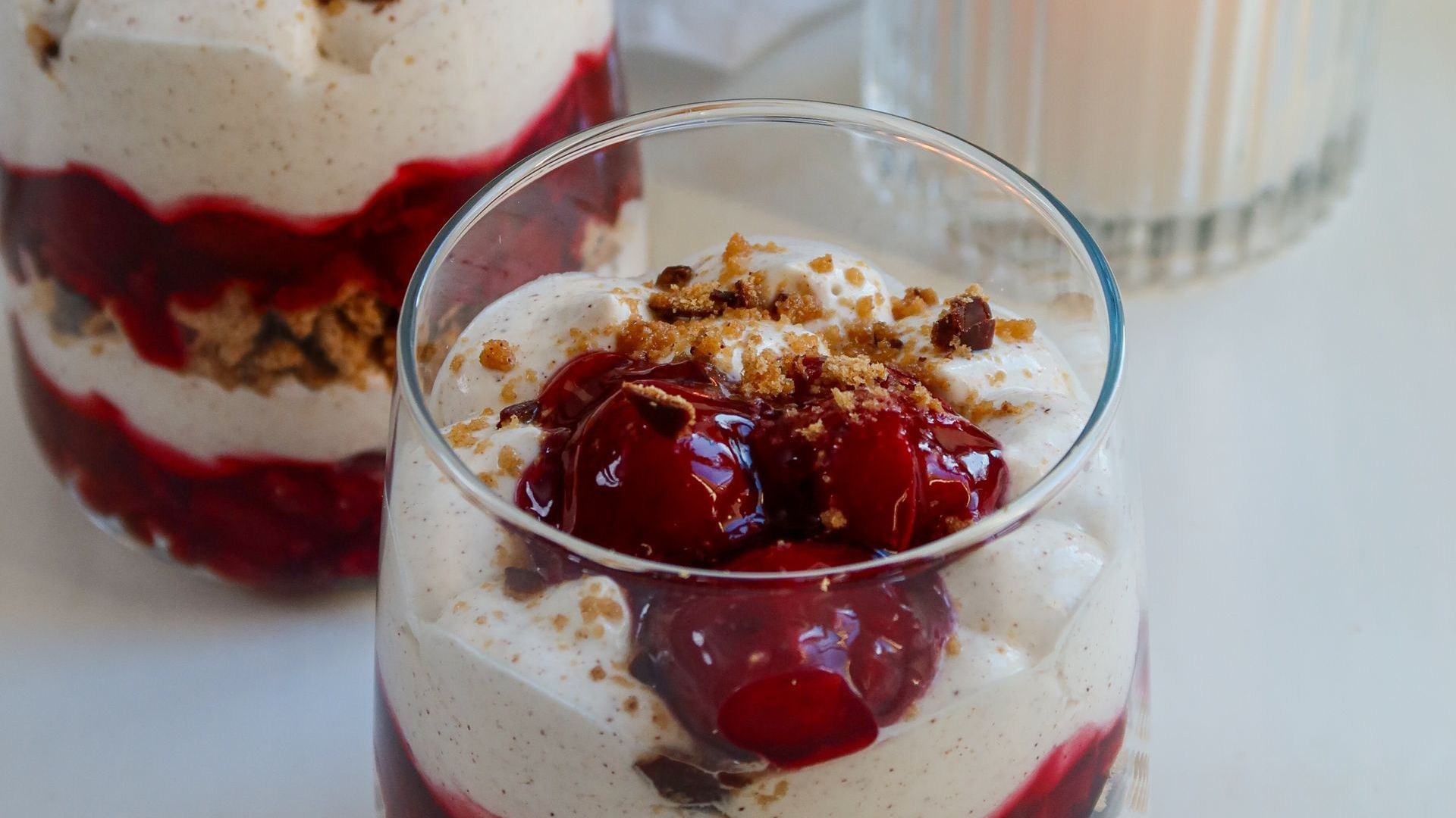 Schichtdessert mit Glühweinkirschen und Lebkuchen