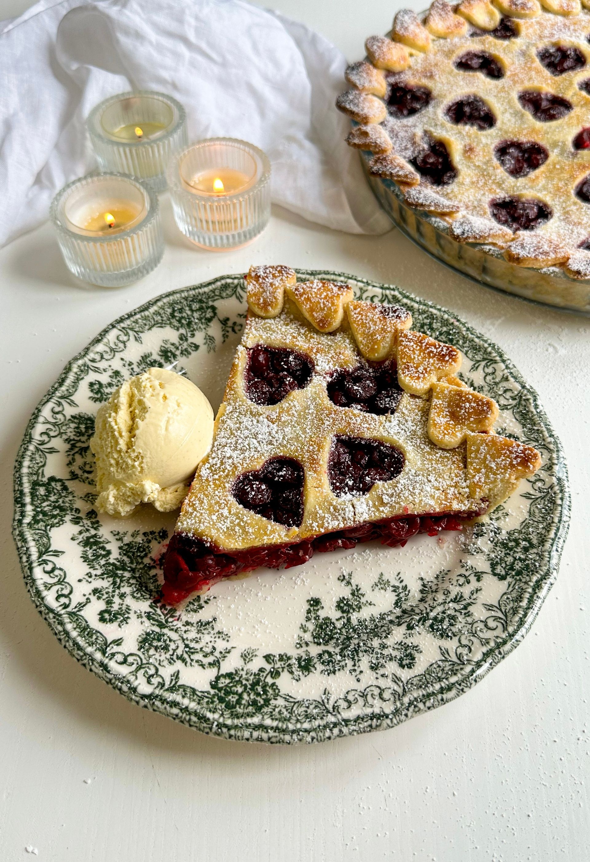 Schichtdessert aus Erdbeere und Schokolade in Dubai-Style