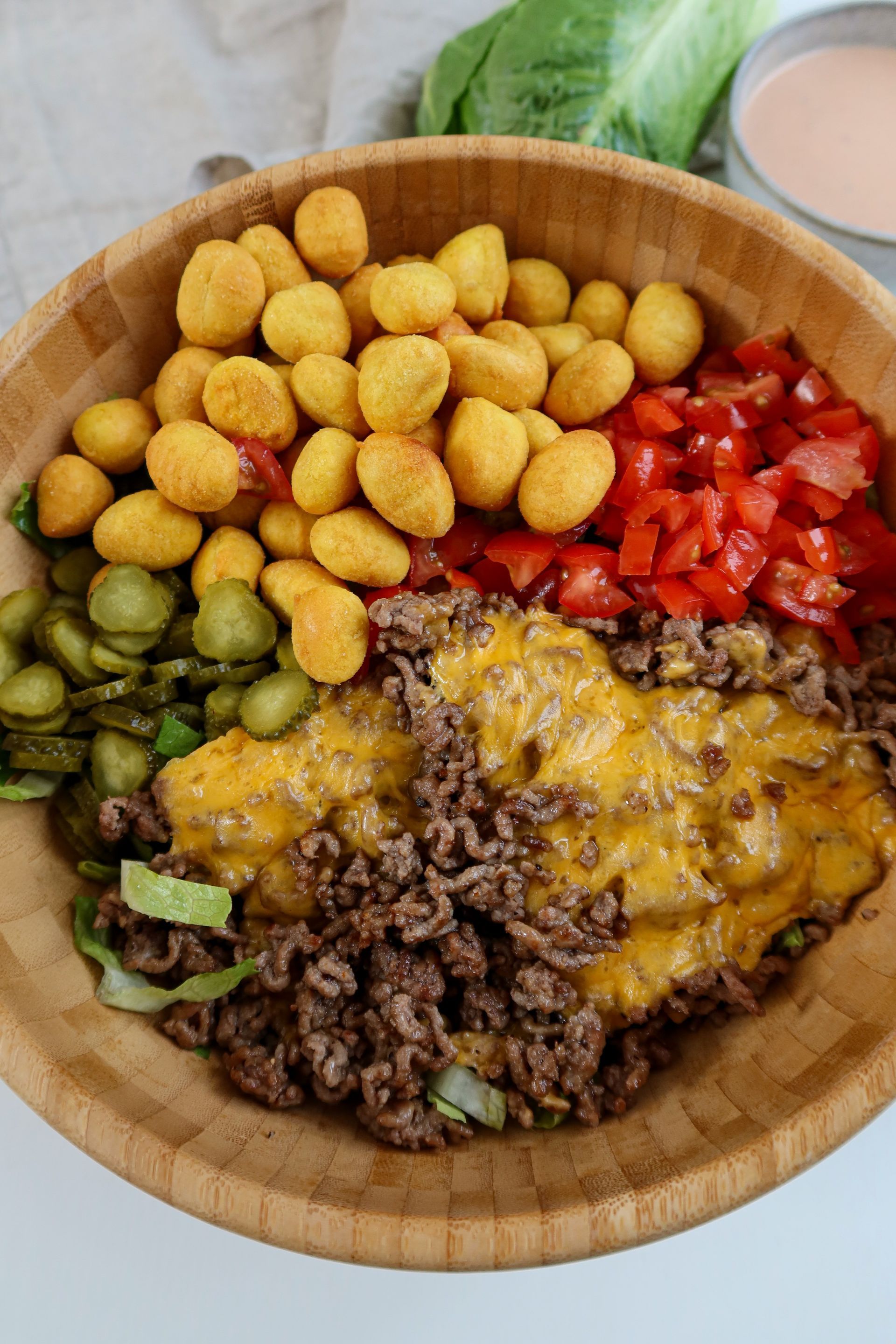 Cheeseburger als Salat mit knusprigen Gnocchi