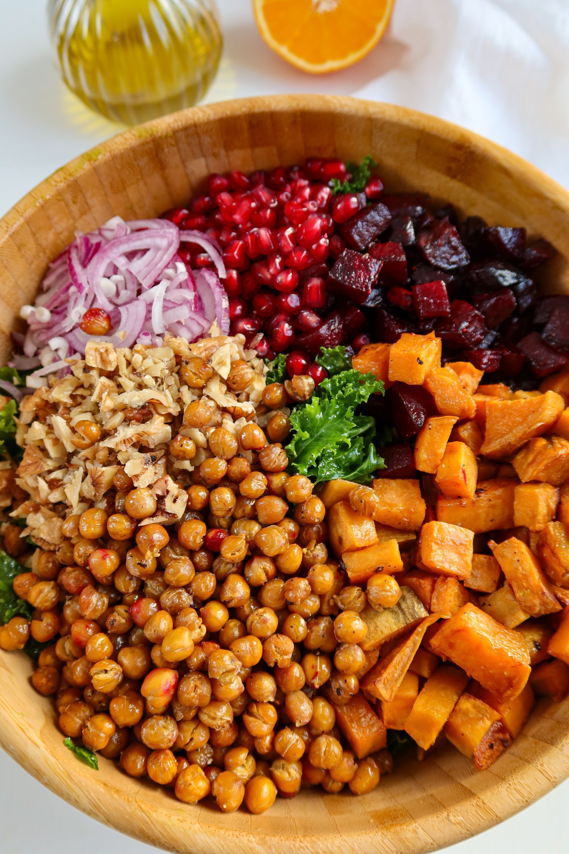 Knuspriger Salat mit Wintergemüse rote Beete, Süßkartoffel und Granatapfel