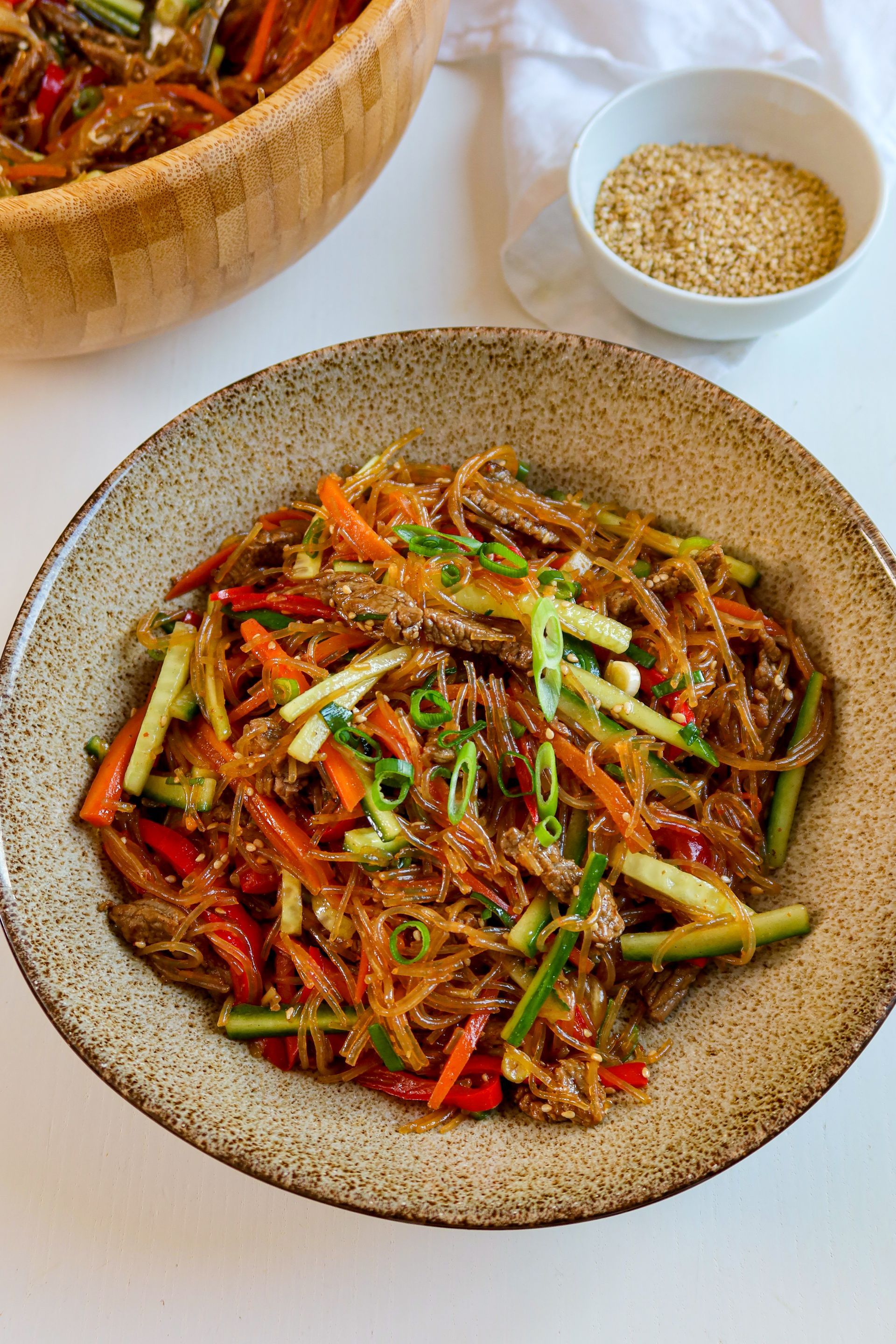 Asiatischer Salat mit Glasnudeln und frischem Gemüse