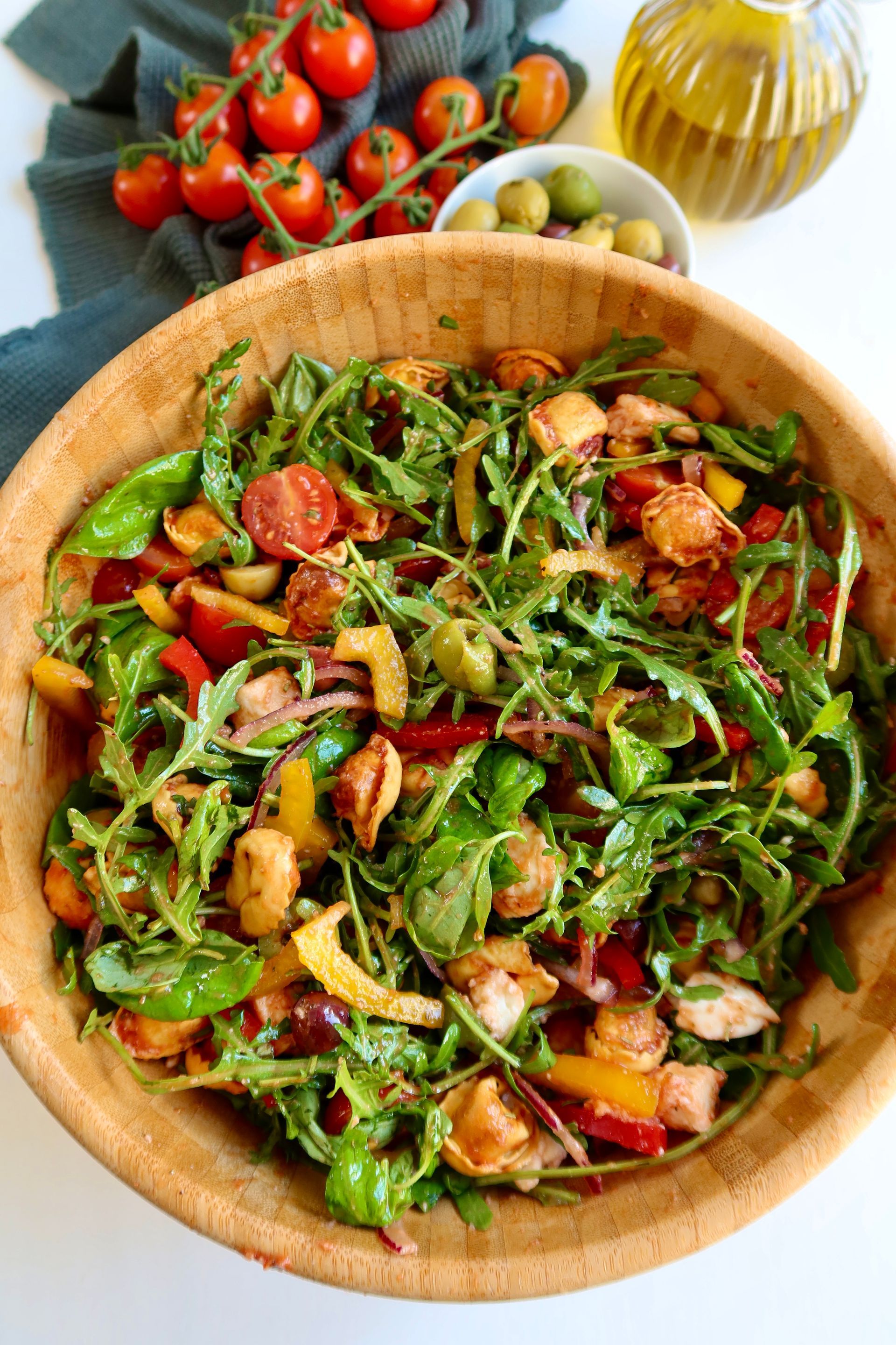 Knuspriger Tortellini Salat auf mediterraner Art