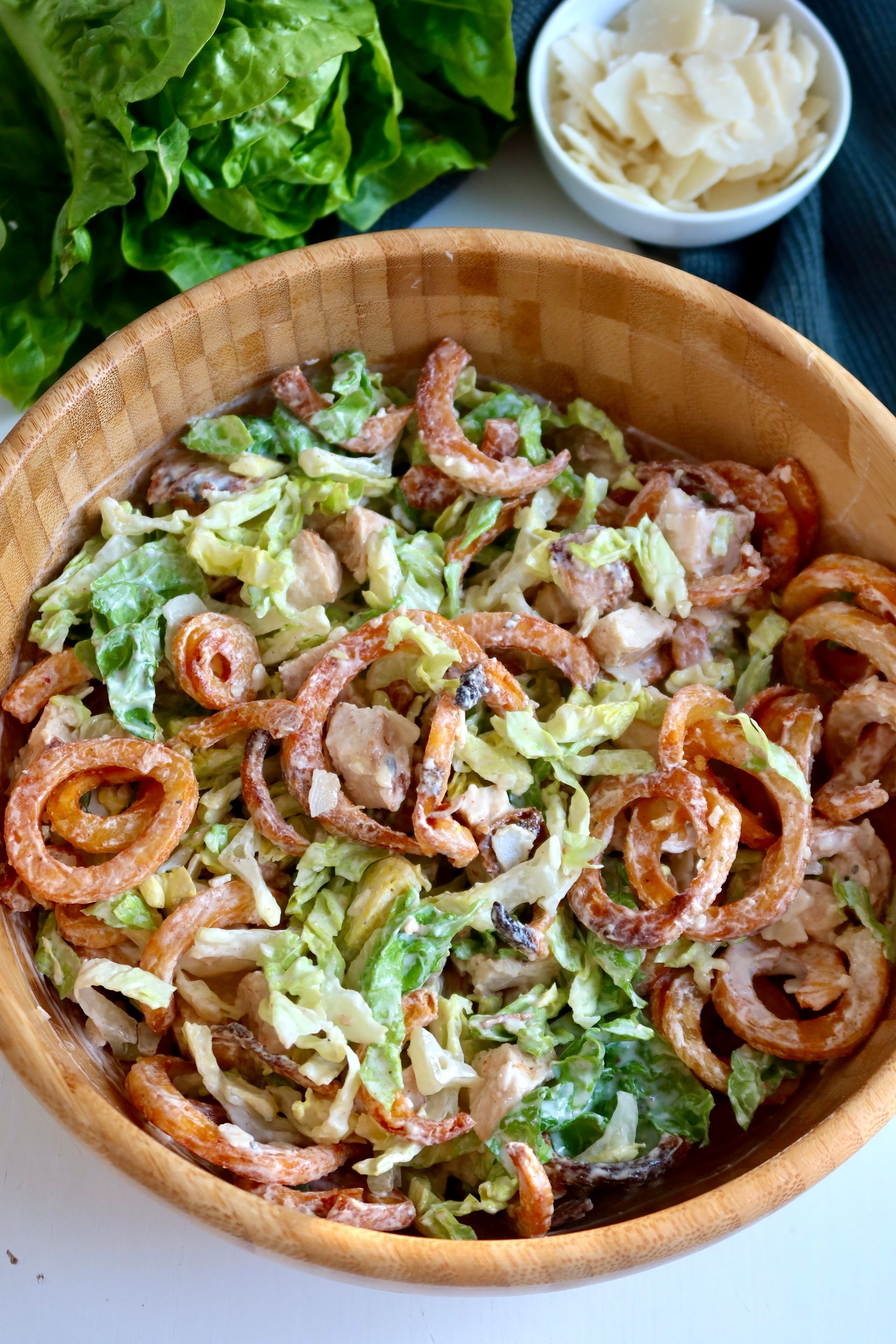 Caesar Salat mit knusprigen Curly Fries