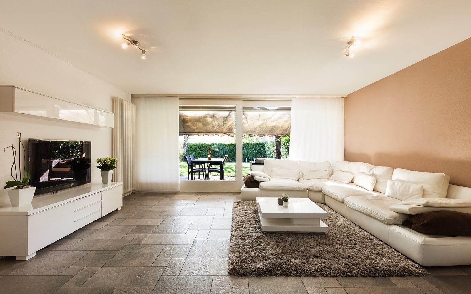 living con divano bianco