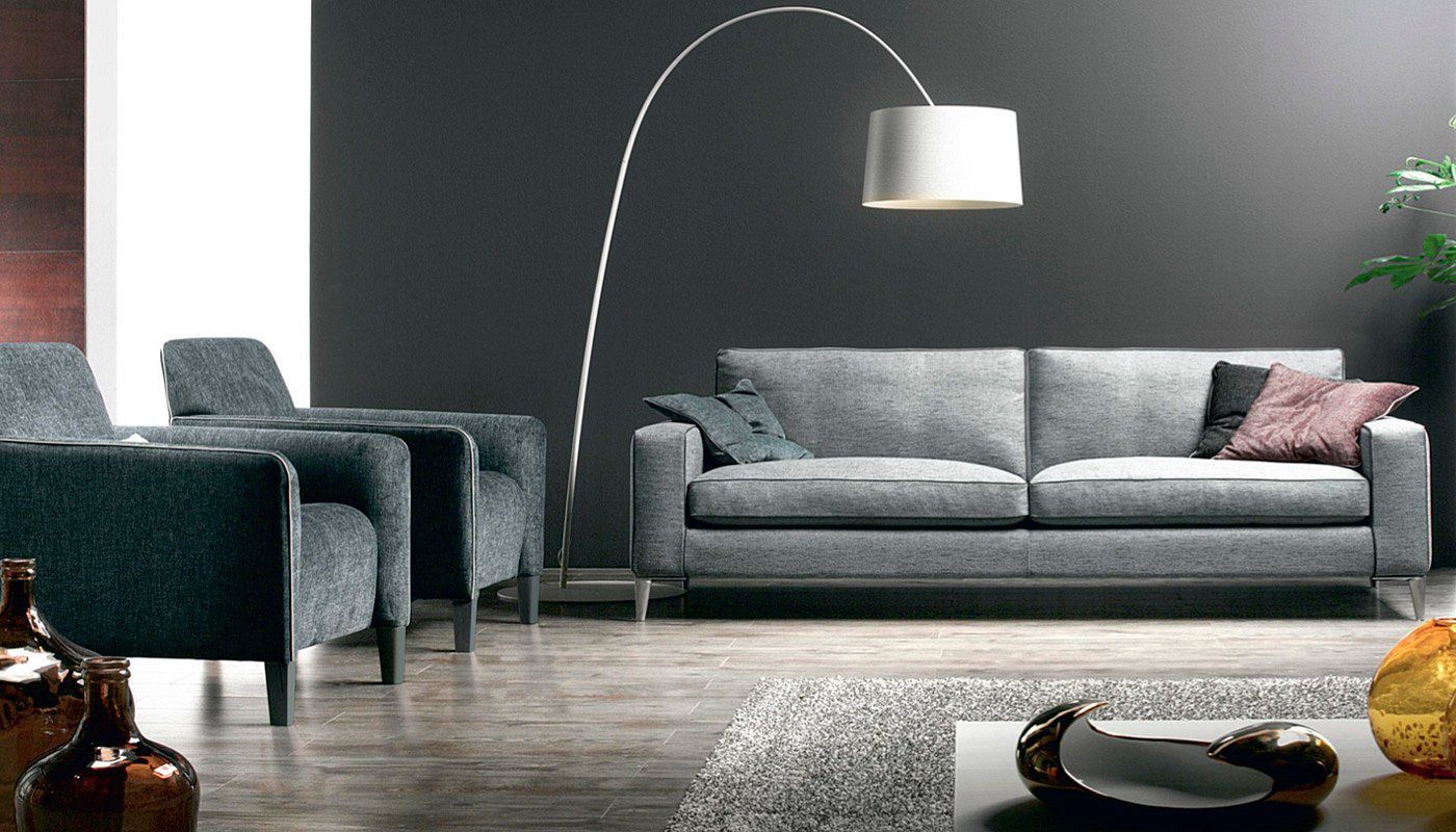 salotto con divano grigio moderno