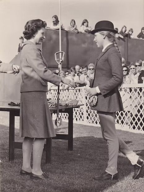 Amanda Sivewright receiving an award from Queen Elizabeth II