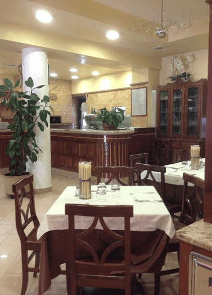 Ristorante con tavoli apparecchiati