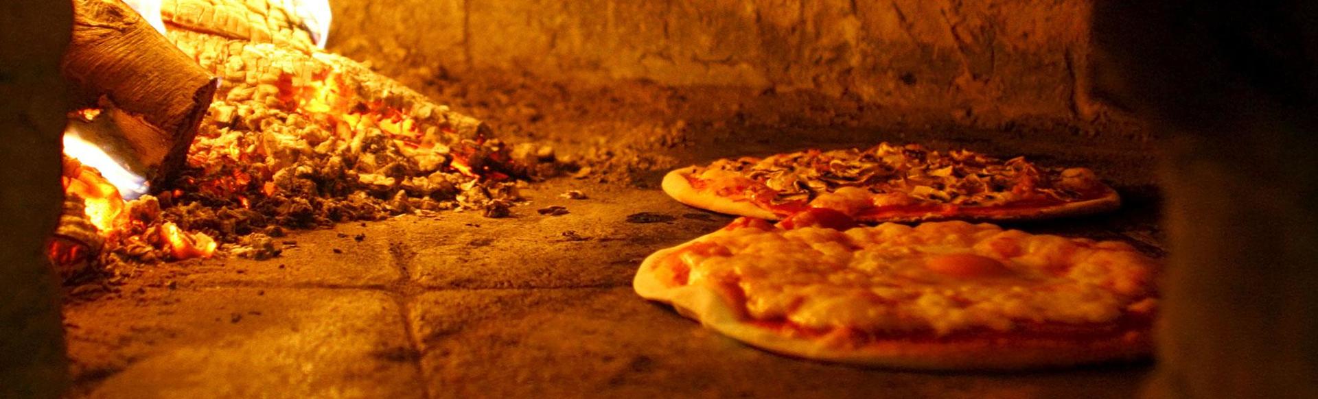Due pizze cotte nel forno a legna